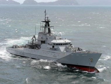 Το βρετανικό Ναυτικό στέλνει εκτάκτως στη Μάγχη πολεμικό για την αναχαίτιση των παράνομων μεταναστών